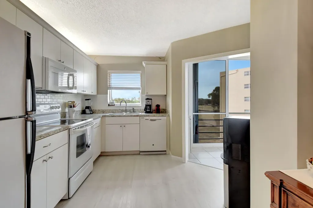 3951 Via Poinciana Lake Worth FL 33467