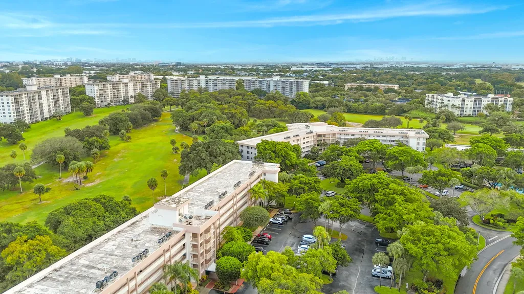 3900 Oaks Clubhouse Drive Pompano Beach FL 33069