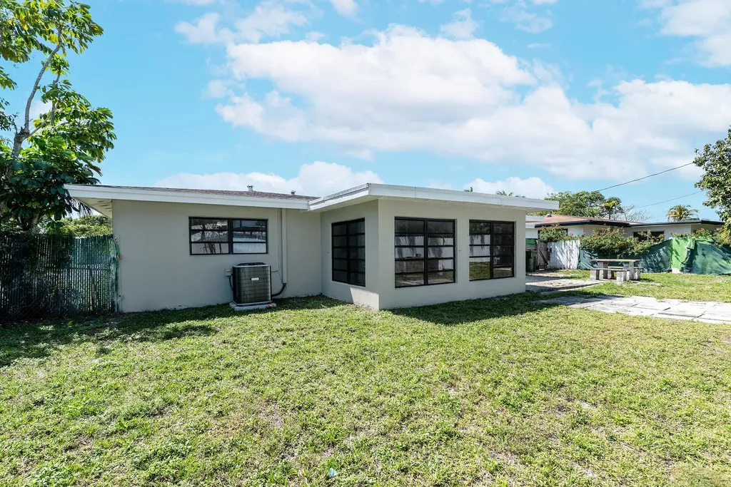 1040 Long Island Avenue Fort Lauderdale FL 33312