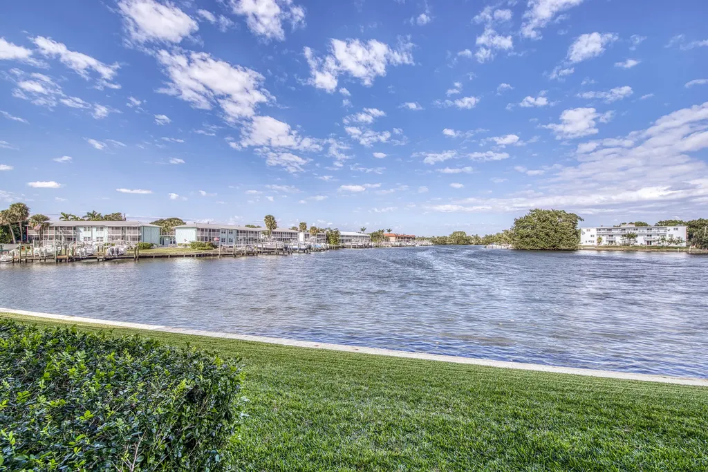 313 Lake Circle North Palm Beach FL 33408
