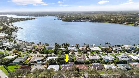 9806 SE Landing Place Tequesta FL 33469