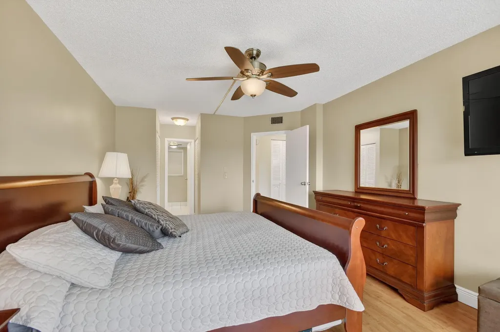 3871 Via Poinciana Lake Worth FL 33467