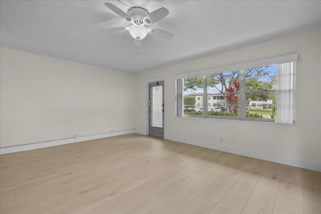 142 Kent I West Palm Beach FL 33417