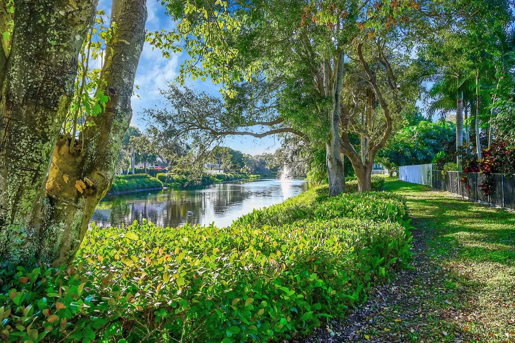 15 Lawrence Lake Drive Boynton Beach FL 33436