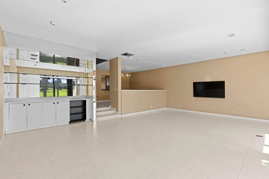 2435 Presidential Way West Palm Beach FL 33401