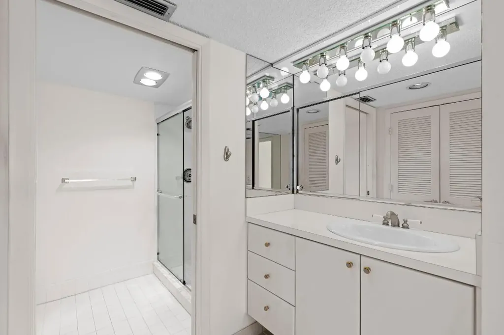 2435 Presidential Way West Palm Beach FL 33401