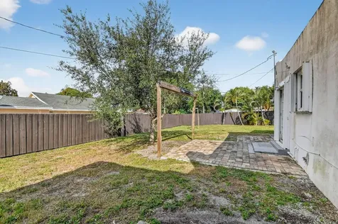 1011 W Lakewood Road West Palm Beach FL 33405