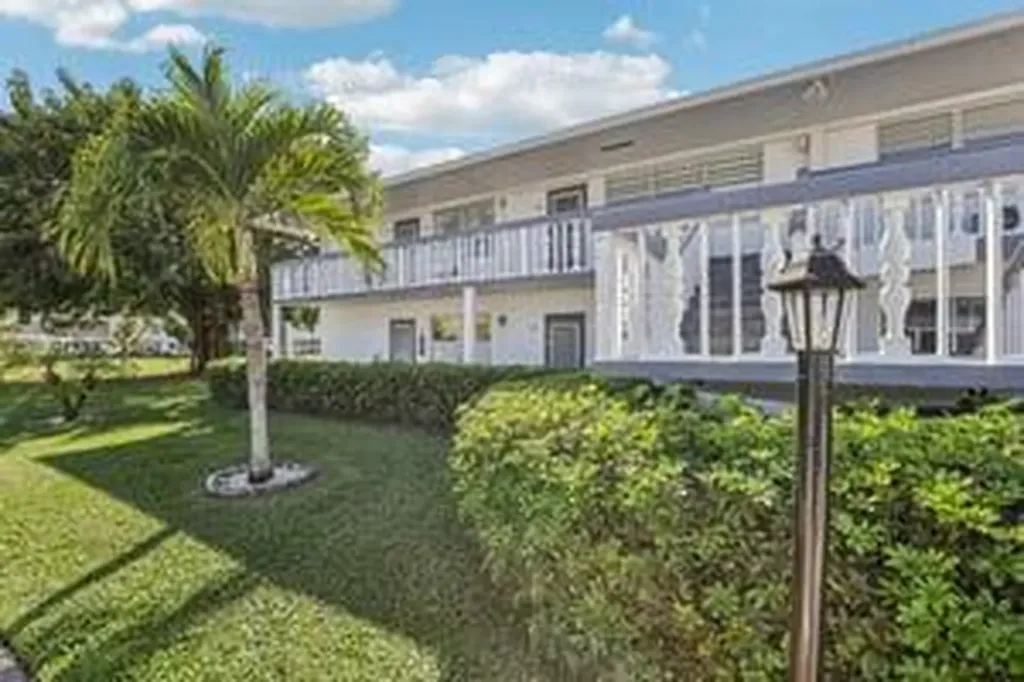 104 Oakridge Deerfield Beach FL 33442