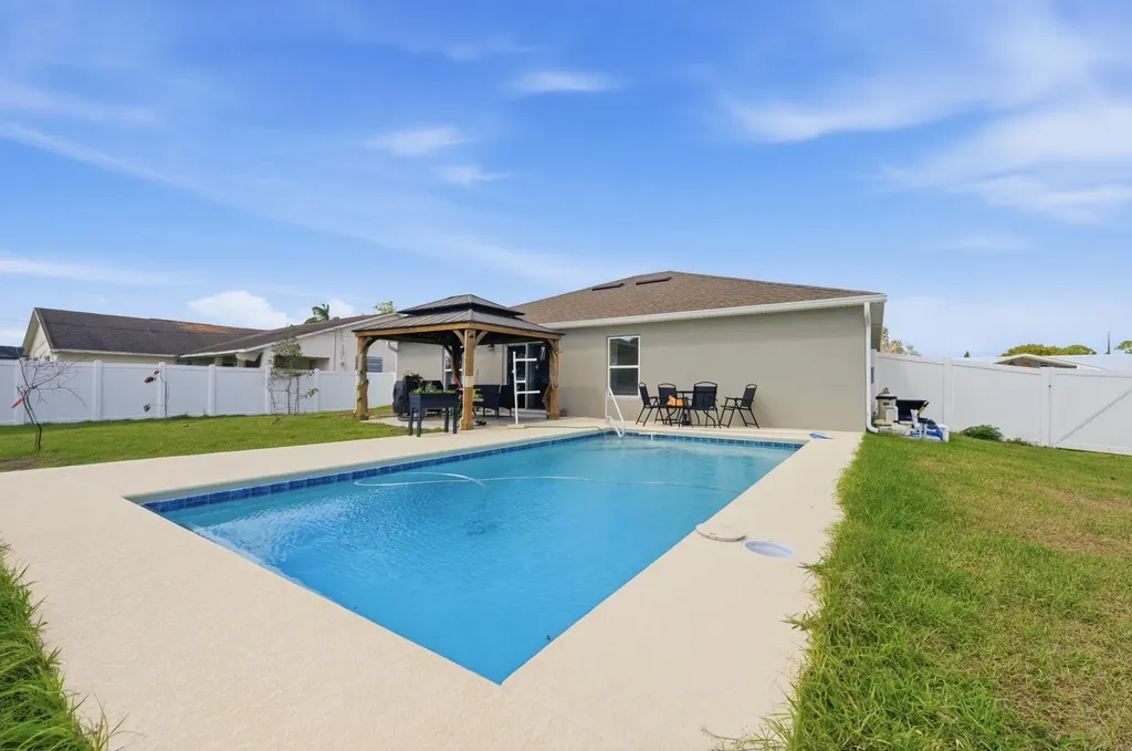 684 SE Crescent Avenue Port St Lucie FL 34984