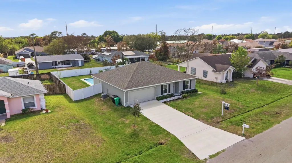684 SE Crescent Avenue Port St Lucie FL 34984