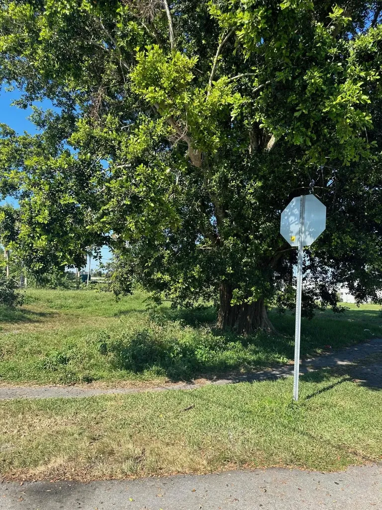 501 W Baines Terrace Pahokee FL 33476
