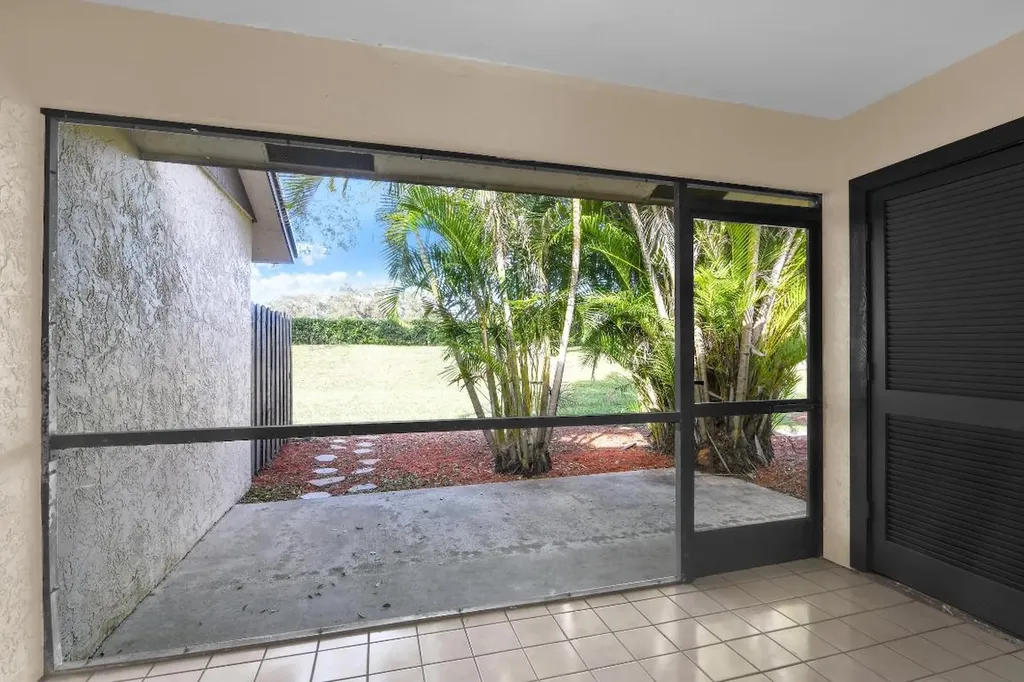 66 Via De Casas Norte Boynton Beach FL 33426