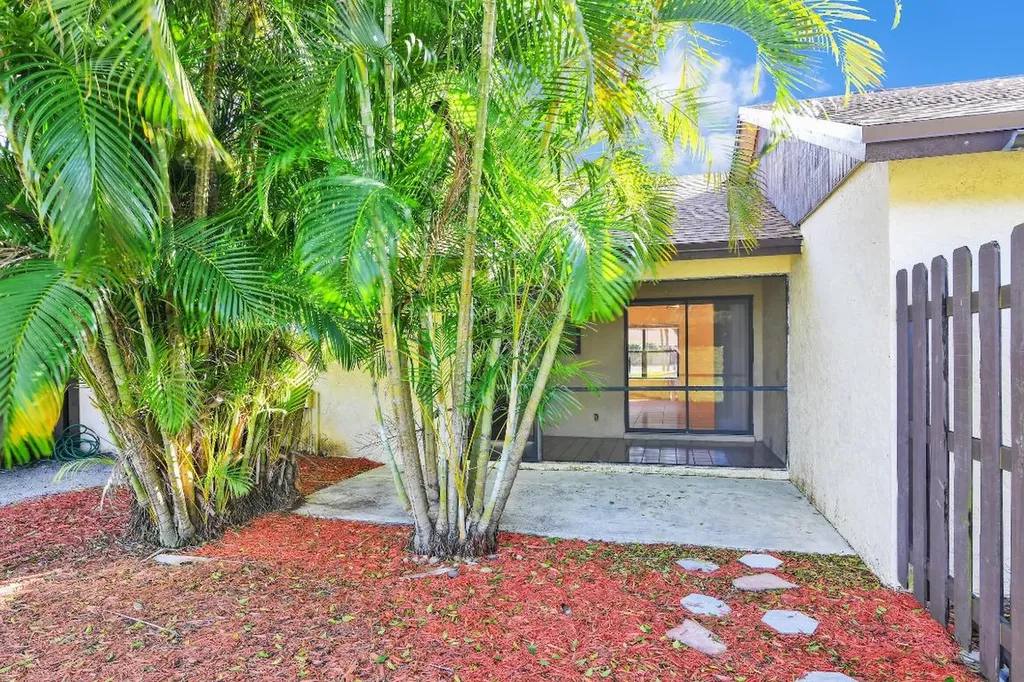 66 Via De Casas Norte Boynton Beach FL 33426