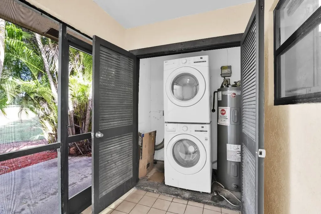 66 Via De Casas Norte Boynton Beach FL 33426