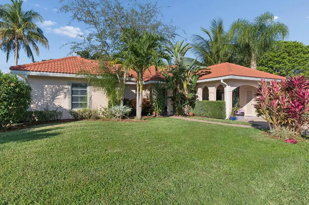 13 Fairway Boynton Beach FL 33436