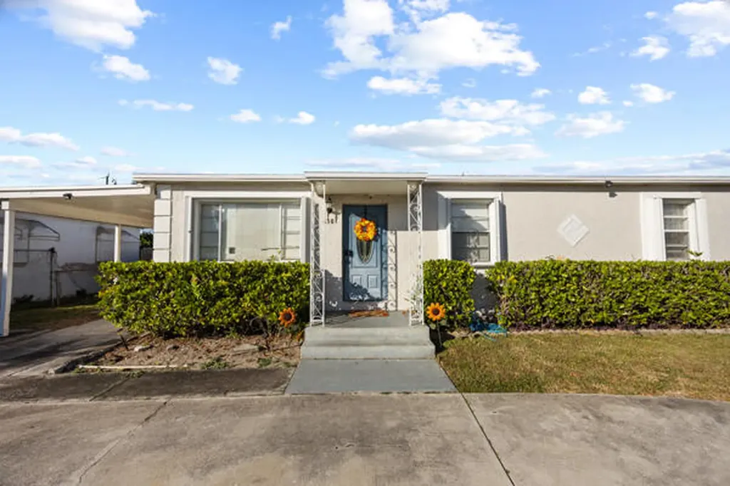 430 W 25th Street Riviera Beach FL 33404