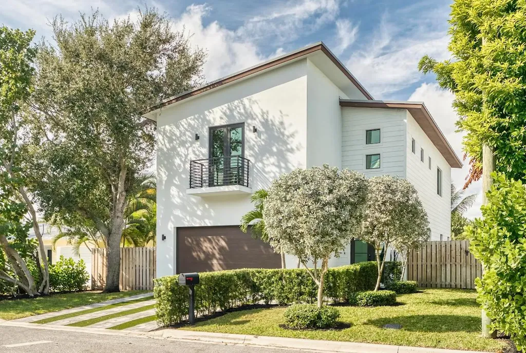 1517 N Lakeside Drive Lake Worth Beach FL 33460