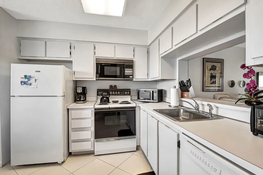 6866 Huntington Lane Delray Beach FL 33446
