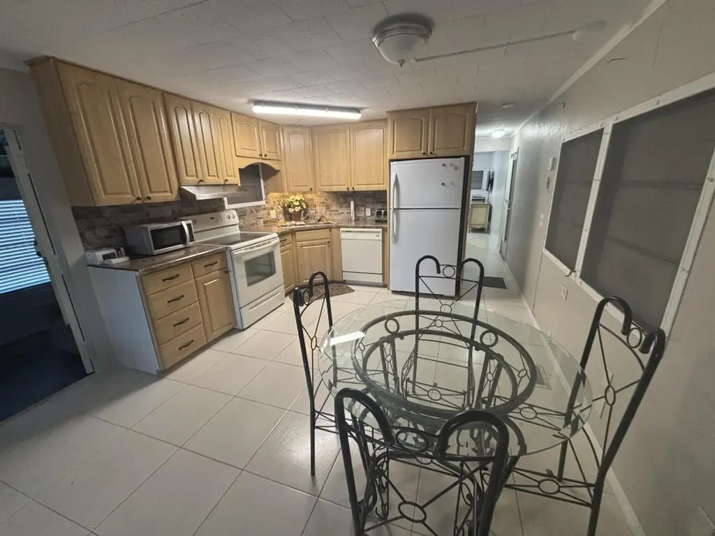 562 NE 47th St, Lot 393 Deerfield Beach FL 33064