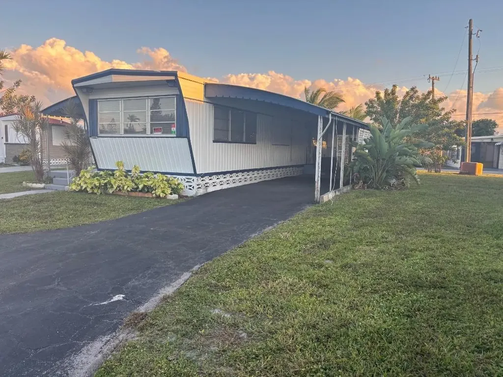 562 NE 47th St, Lot 393 Deerfield Beach FL 33064
