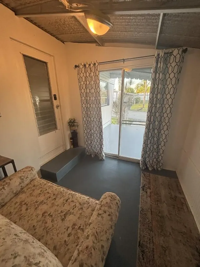 562 NE 47th St, Lot 393 Deerfield Beach FL 33064