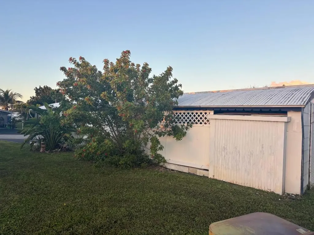 562 NE 47th St, Lot 393 Deerfield Beach FL 33064