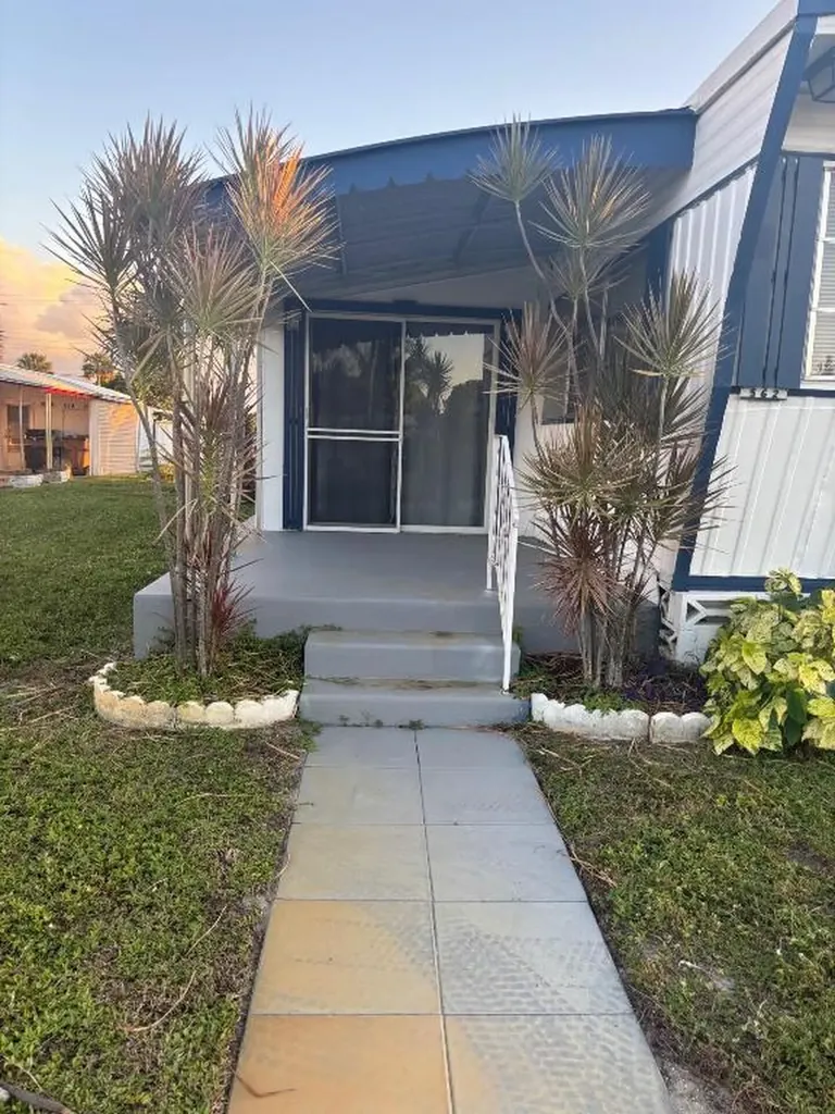 562 NE 47th St, Lot 393 Deerfield Beach FL 33064