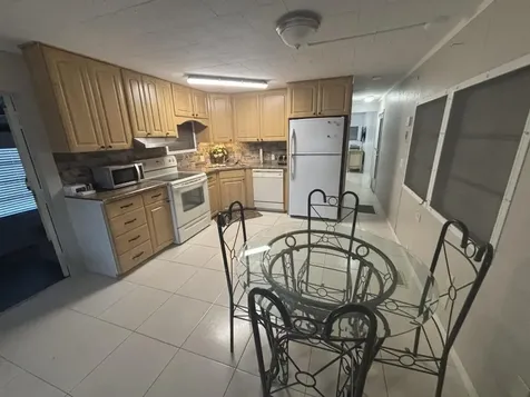 562 NE 47th St, Lot 393 Deerfield Beach FL 33064