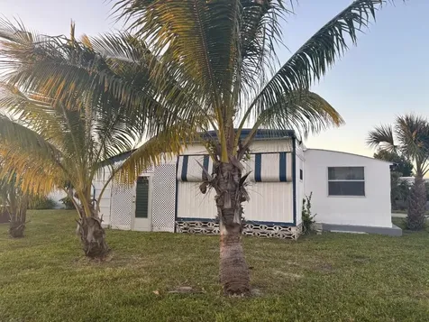 562 NE 47th St, Lot 393 Deerfield Beach FL 33064
