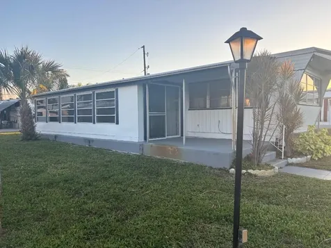 562 NE 47th St, Lot 393 Deerfield Beach FL 33064