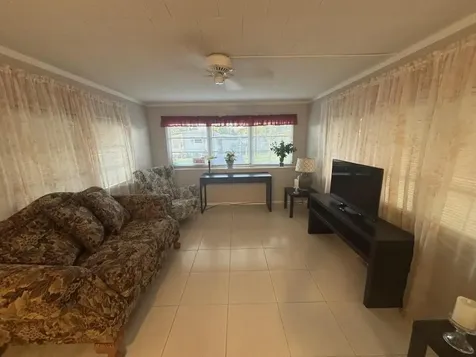 562 NE 47th St, Lot 393 Deerfield Beach FL 33064