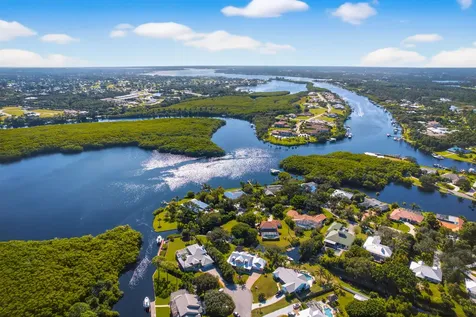 802 SE Portage Avenue Port St Lucie FL 34984