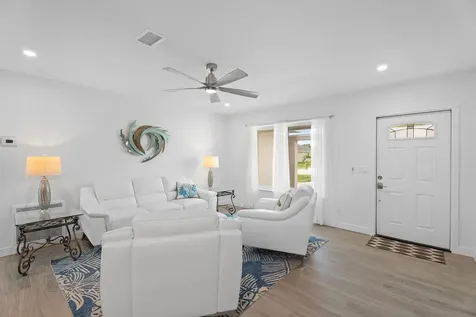 372 SE Oakridge Drive Port St Lucie FL 34984