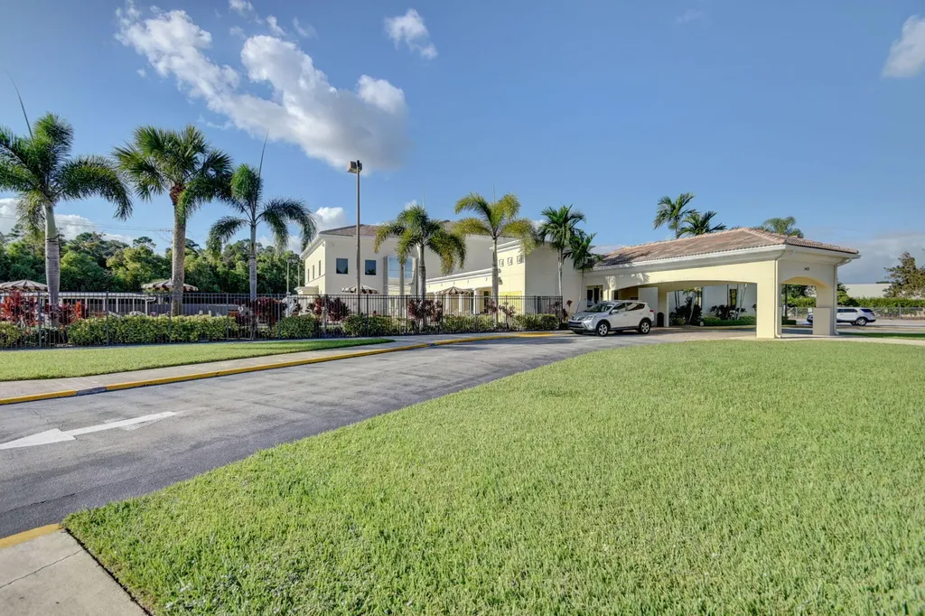 7 Golfs Edge West Palm Beach FL 33417
