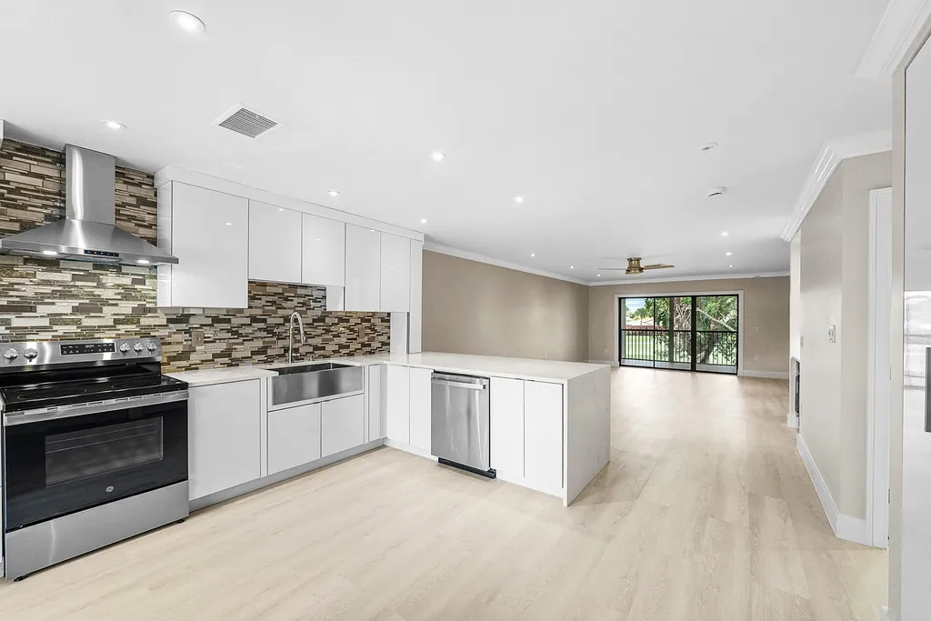 18 Stratford Drive E Boynton Beach FL 33436
