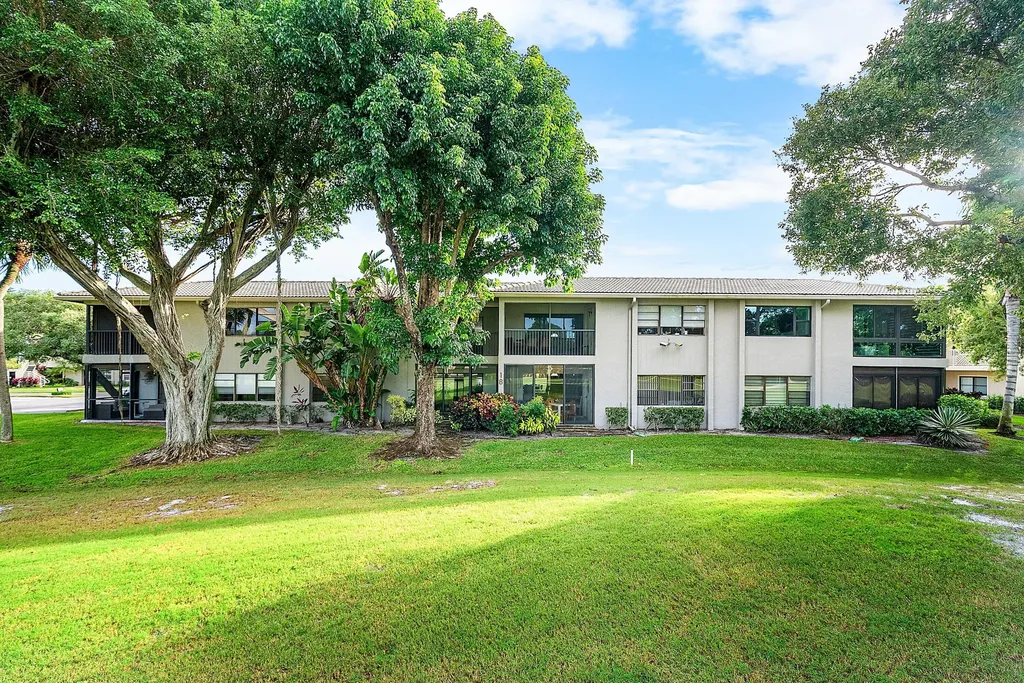 18 Stratford Drive E Boynton Beach FL 33436