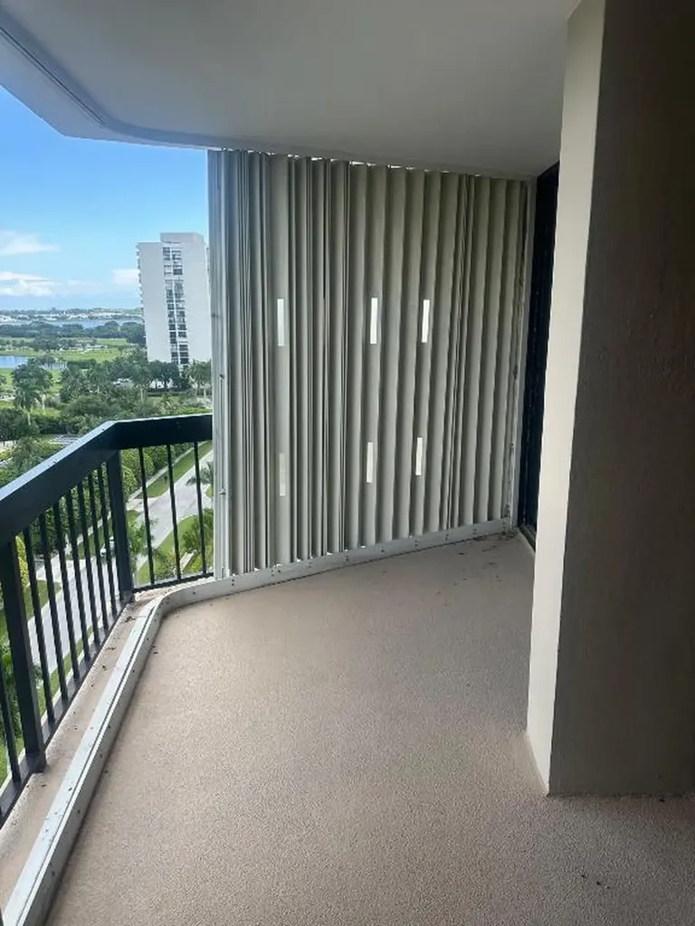 2425 Presidential Way West Palm Beach FL 33401