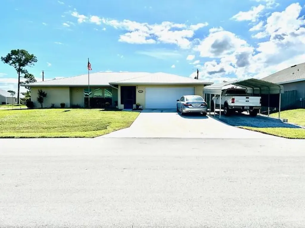 492 SE Wallace Terrace Port St Lucie FL 34983