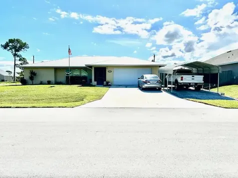 492 SE Wallace Terrace Port St Lucie FL 34983