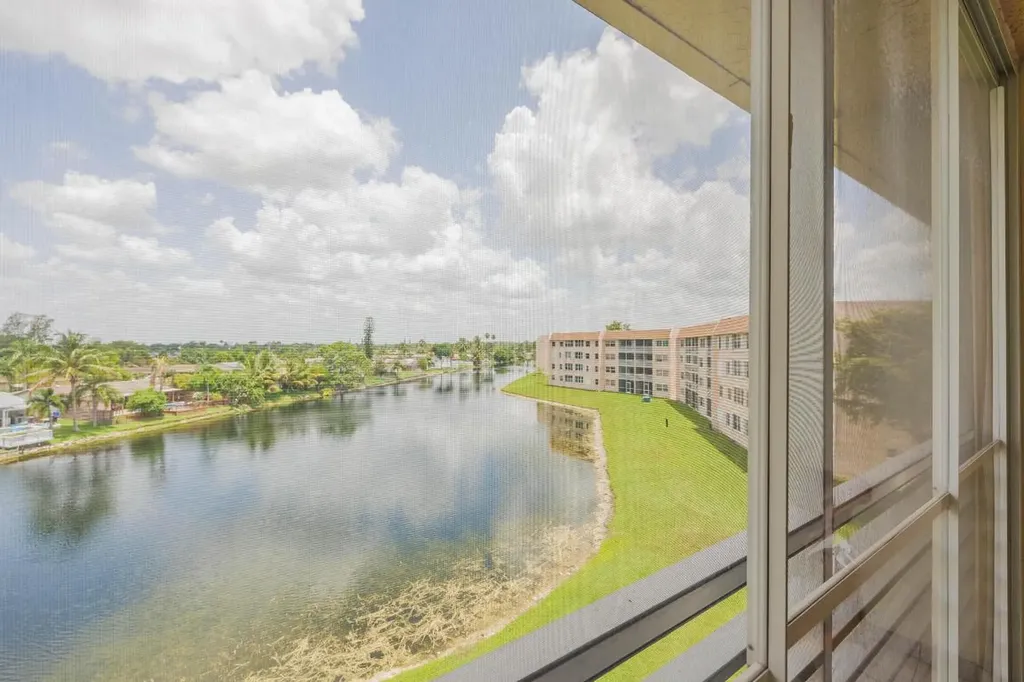 10422 NW 24th Place Sunrise FL 33322