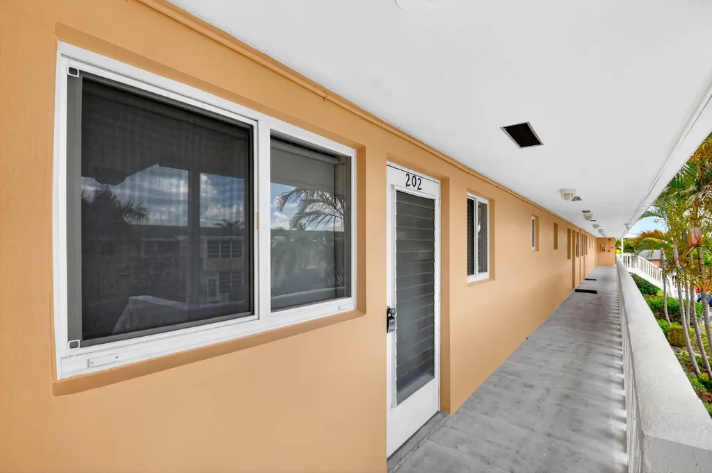 2182 NE 1st Way Boynton Beach FL 33435