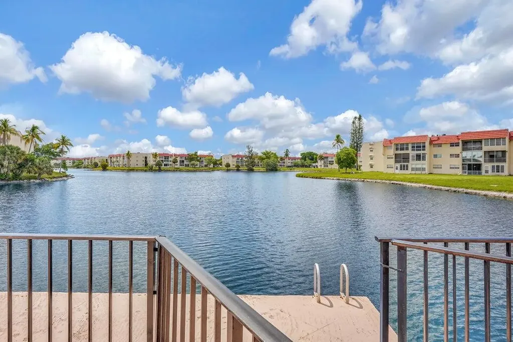 3091 E Sun Sunrise Lakes Drive E Sunrise FL 33322