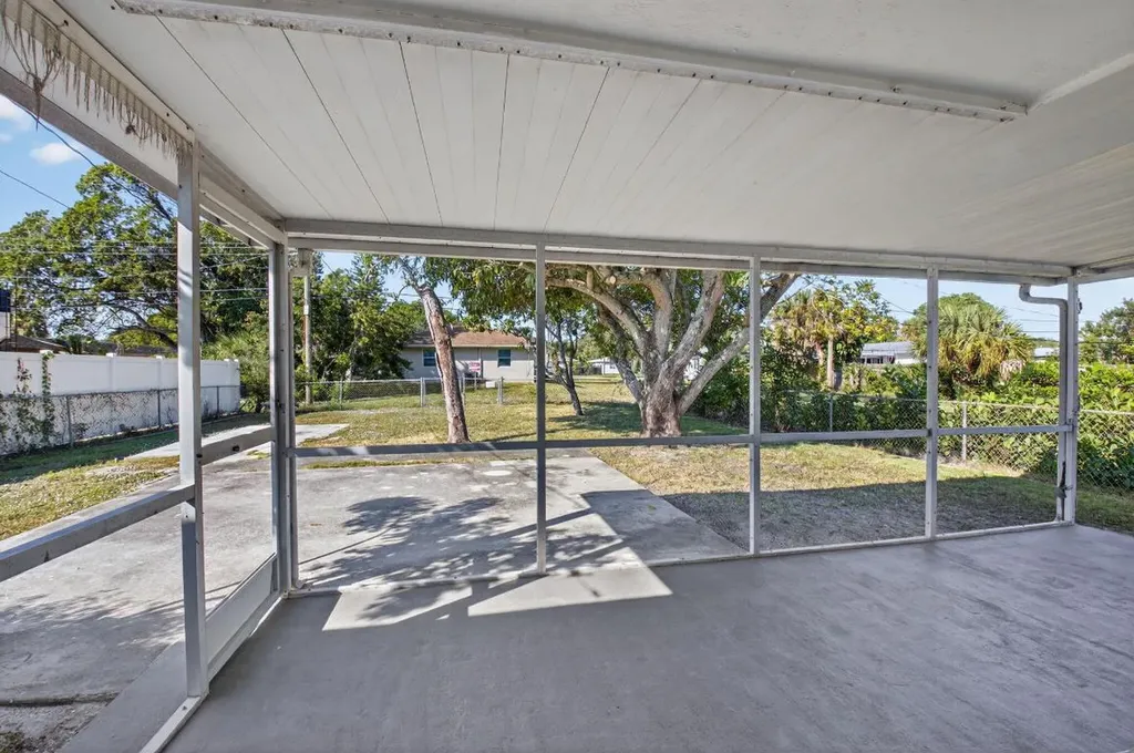 122 SW 9th Avenue Delray Beach FL 33444