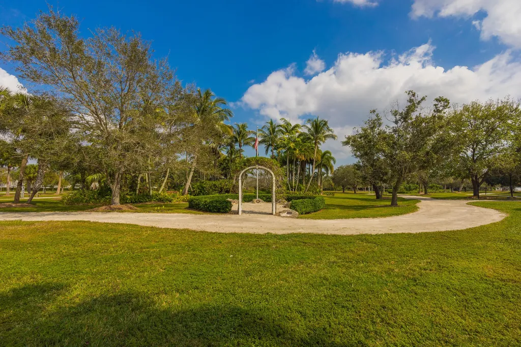 48 Ironwood Way N Palm Beach Gardens FL 33418