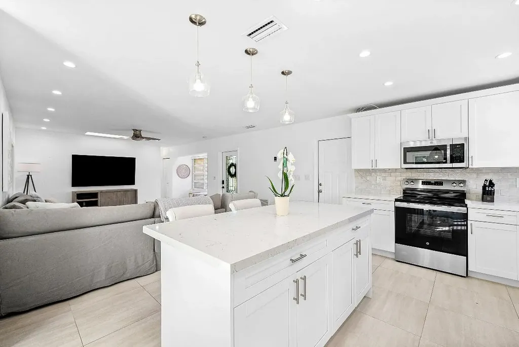 124 Oregon Lane Boca Raton FL 33487