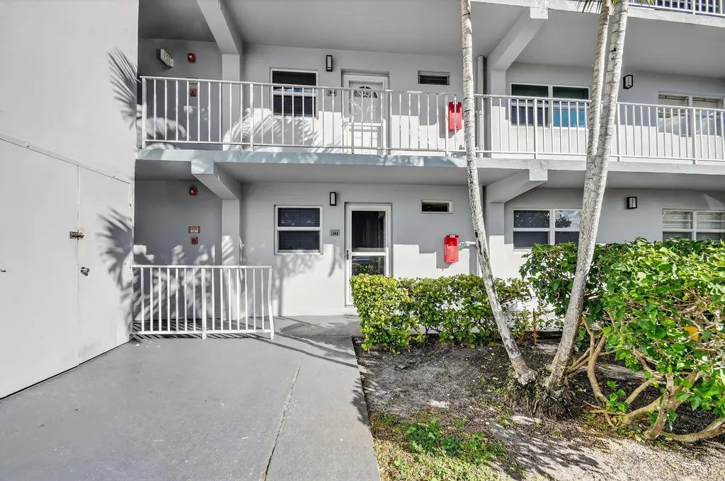 2400 NE 1st Lane Boynton Beach FL 33435