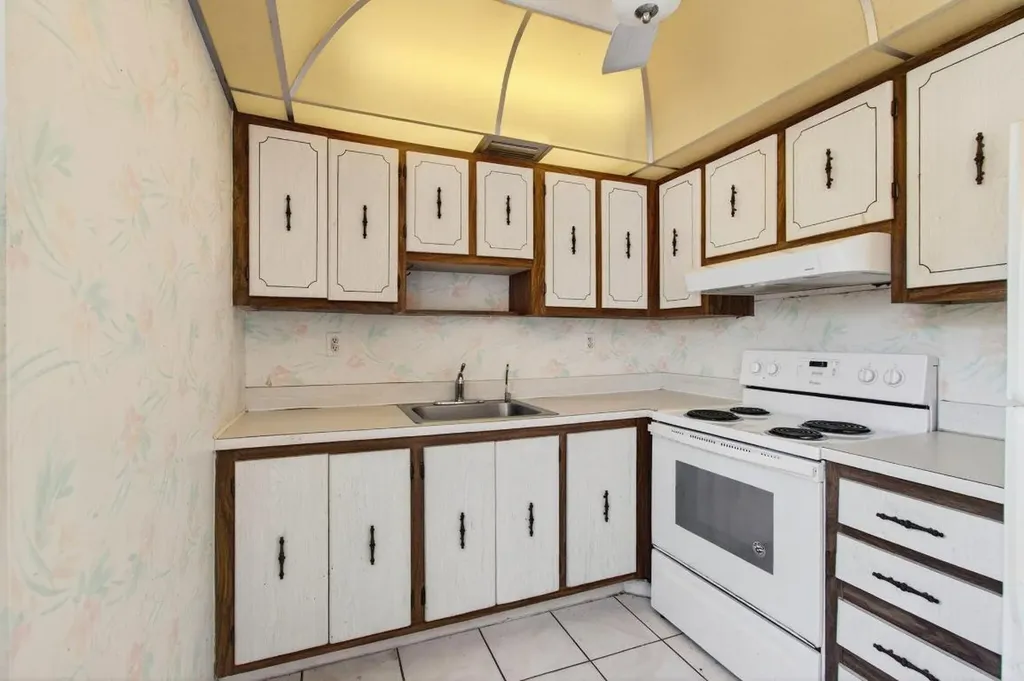 180 Flanders D Delray Beach FL 33484