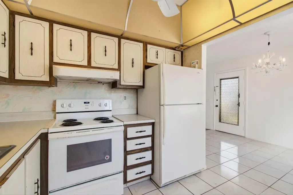 180 Flanders D Delray Beach FL 33484