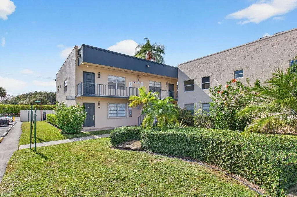 180 Flanders D Delray Beach FL 33484