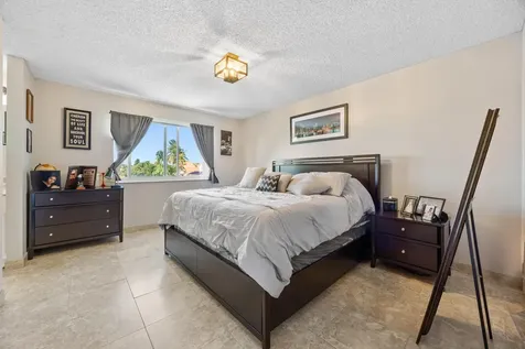 940 SW 96th Avenue Pembroke Pines FL 33025